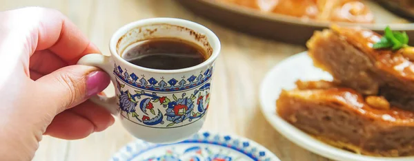 Turkiskt Kaffe Och Baklava Bordet Selektivt Fokus Natur — Stockfoto