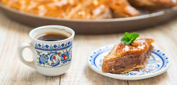 Turkiskt Kaffe Och Baklava Bordet Selektivt Fokus Natur — Stockfoto