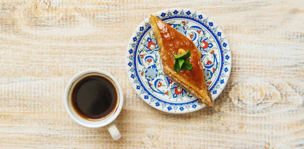 テーブルの上にトルコのコーヒーとバクラバ 選択的な焦点 — ストック写真