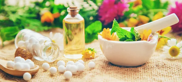 Homeopatía Extractos Hierbas Botellas Pequeñas Enfoque Selectivo Naturaleza —  Fotos de Stock