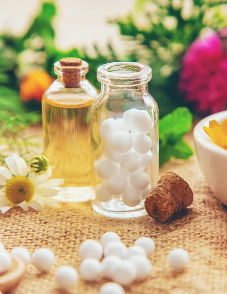 Homeopatía Extractos Hierbas Botellas Pequeñas Enfoque Selectivo Naturaleza — Foto de Stock