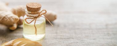 Zencefil yağı küçük bir şişede. Seçici odaklanma. Doğa.