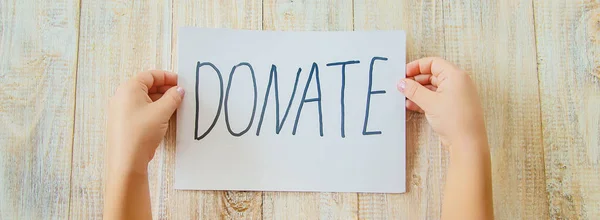 Teken Met Een Tekst Voor Een Donatie Handen Van Een — Stockfoto