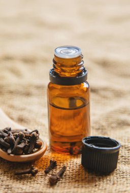 Küçük bir şişedeki karanfil yağı. Seçici odaklanma. Doğa.