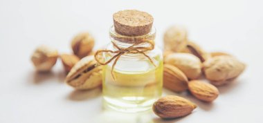Badem yağı küçük bir şişede. Seçici odaklanma. Doğa.