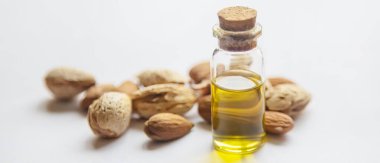 Badem yağı küçük bir şişede. Seçici odaklanma. Doğa.