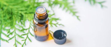 Küçük bir şişede ardıç yağı. Seçici odaklanma. Doğa.