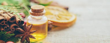 Noel yağları küçük bir şişede. Seçici odaklanma. Tatil.