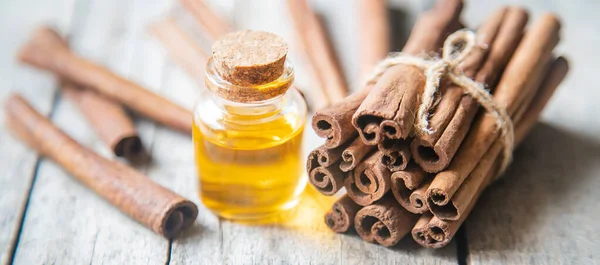 Óleo Essencial Canela Uma Pequena Garrafa Foco Seletivo Natureza — Fotografia de Stock