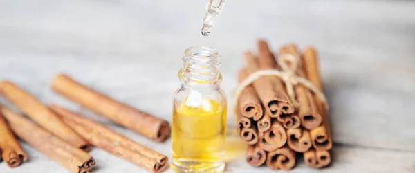 Óleo Essencial Canela Uma Pequena Garrafa Foco Seletivo Natureza — Fotografia de Stock