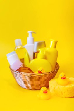 Bebeği yıkamak için aksesuarlar. Seçici odaklanma. Doğa.