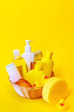 Bebeği yıkamak için aksesuarlar. Seçici odaklanma. Doğa.