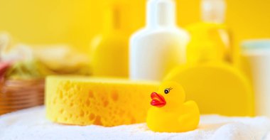 Bebeği yıkamak için aksesuarlar. Seçici odaklanma. Doğa.