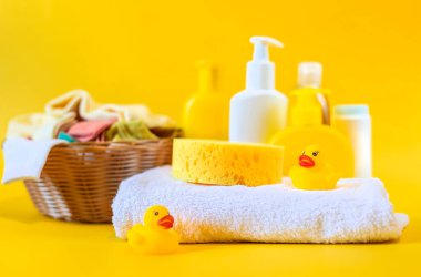 Bebeği yıkamak için aksesuarlar. Seçici odaklanma. Doğa.