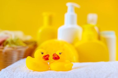 Bebeği yıkamak için aksesuarlar. Seçici odaklanma. Doğa.