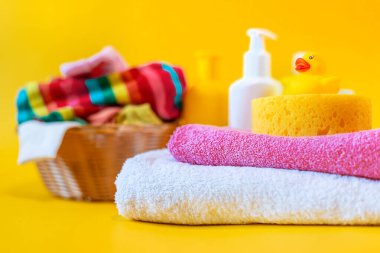 Bebeği yıkamak için aksesuarlar. Seçici odaklanma. Doğa.