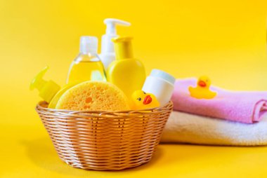 Bebeği yıkamak için aksesuarlar. Seçici odaklanma. Doğa.