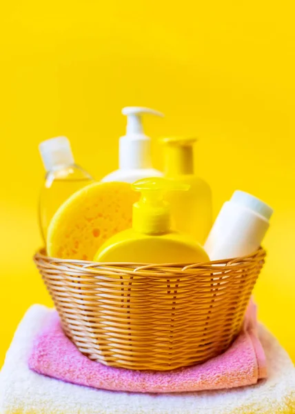 Bebeği yıkamak için aksesuarlar. Seçici odaklanma. Doğa.