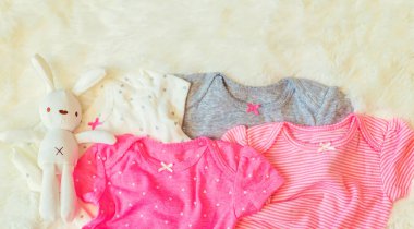 Genç ve yeni doğanlar için giysi. Seçici odaklanma. Doğa.