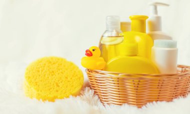 Bebeği yıkamak için aksesuarlar. Seçici odaklanma. Doğa.