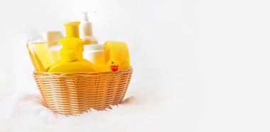 Bebeği yıkamak için aksesuarlar. Seçici odaklanma. Doğa.