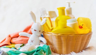 Bebeği yıkamak için aksesuarlar. Seçici odaklanma. Doğa.