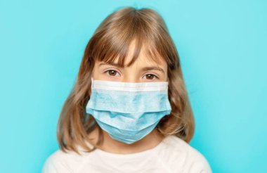 Virüse karşı maskeli çocuk koruması. Seçici odak.