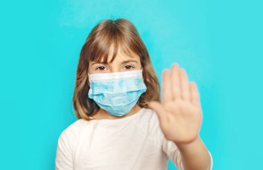 Virüse karşı maskeli çocuk koruması. Seçici odak.