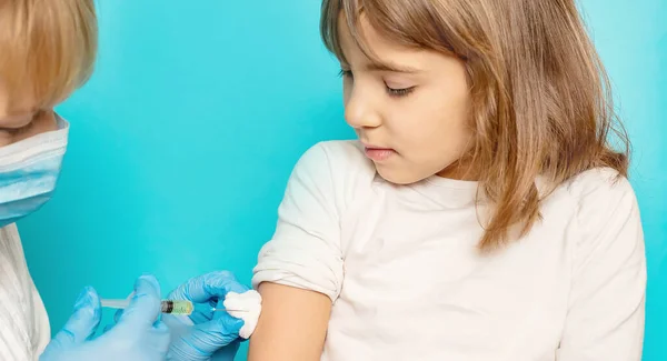 Niño Inyecta Brazo Enfoque Selectivo — Foto de Stock