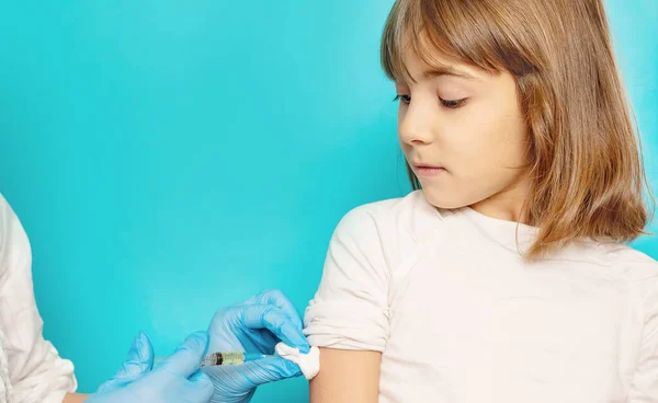 Niño Inyecta Brazo Enfoque Selectivo —  Fotos de Stock