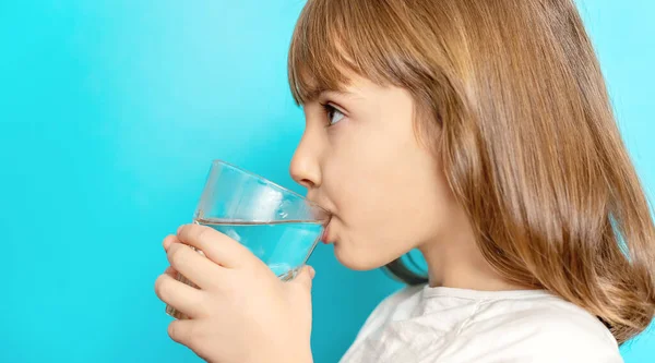 Een Meisje Drinkt Water Uit Een Glas Selectieve Focus — Stockfoto