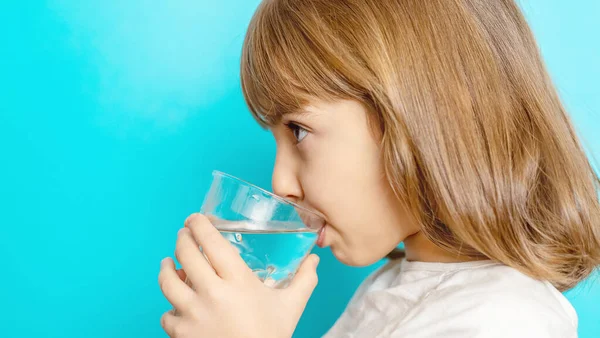 小女孩从杯子里喝水 有选择的重点 — 图库照片