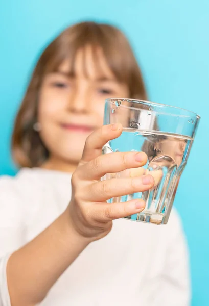 小女孩从杯子里喝水 有选择的重点 — 图库照片