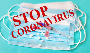 Coronavirus. İlaçlar. Maskeler mavi arka planda. Seçici odak tıbbı