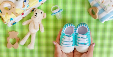 Renkli arka planda yeni doğanlar için bebek aksesuarları. Seçici odaklanma. Doğa.