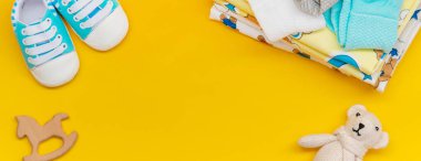 Renkli arka planda yeni doğanlar için bebek aksesuarları. Seçici odaklanma. Doğa.