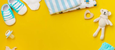 Renkli arka planda yeni doğanlar için bebek aksesuarları. Seçici odaklanma. Doğa.