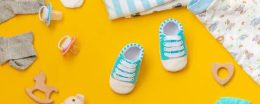 Renkli arka planda yeni doğanlar için bebek aksesuarları. Seçici odaklanma. Doğa.