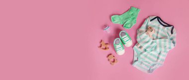 Renkli arka planda yeni doğanlar için bebek aksesuarları. Seçici odaklanma. Doğa.