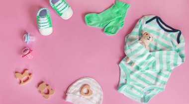 Renkli arka planda yeni doğanlar için bebek aksesuarları. Seçici odaklanma. Doğa.