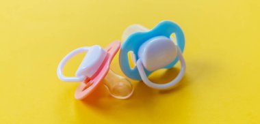 Renkli arka planda yeni doğanlar için bebek aksesuarları. Seçici odaklanma. Doğa.