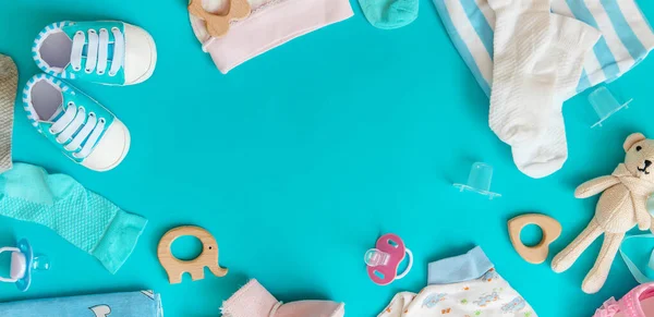 Babyaccessoires Voor Pasgeborenen Een Gekleurde Achtergrond Selectieve Focus Aard — Stockfoto