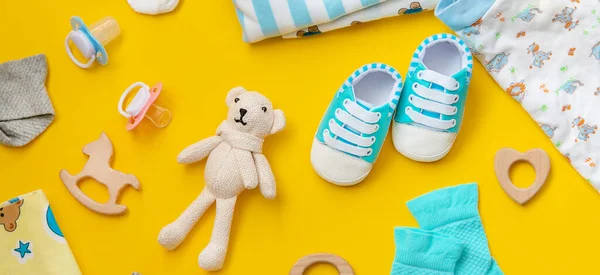 Babyaccessoires Voor Pasgeborenen Een Gekleurde Achtergrond Selectieve Focus Aard — Stockfoto