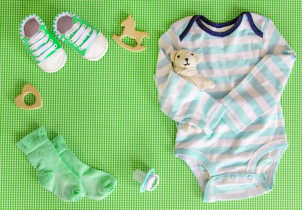 彩色背景新生儿的婴儿用品 有选择的重点 — 图库照片