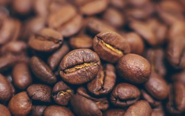 Kahve çekirdekleri yakın plan kavrulmuş. İçelim. Seçici odaklanma. Yiyecek..