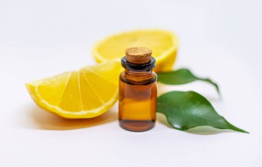Beyaz izole edilmiş arka planda limon yağı. Seçici odaklanma. Yiyecek..