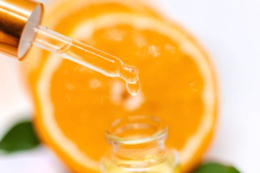 Beyaz izole edilmiş arka planda turuncu esaslı yağ. Seçici odaklanma. yiyecek.