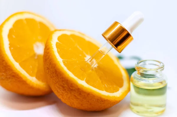 Aceite Esencial Naranja Sobre Fondo Blanco Aislado Enfoque Selectivo Alimentos — Foto de Stock