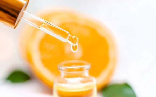 Ätherisches Orangenöl Auf Weißem Hintergrund Selektiver Fokus Lebensmittel — Stockfoto