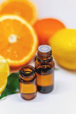 Beyaz izole edilmiş arka planda turuncu esaslı yağ. Seçici odaklanma. yiyecek.